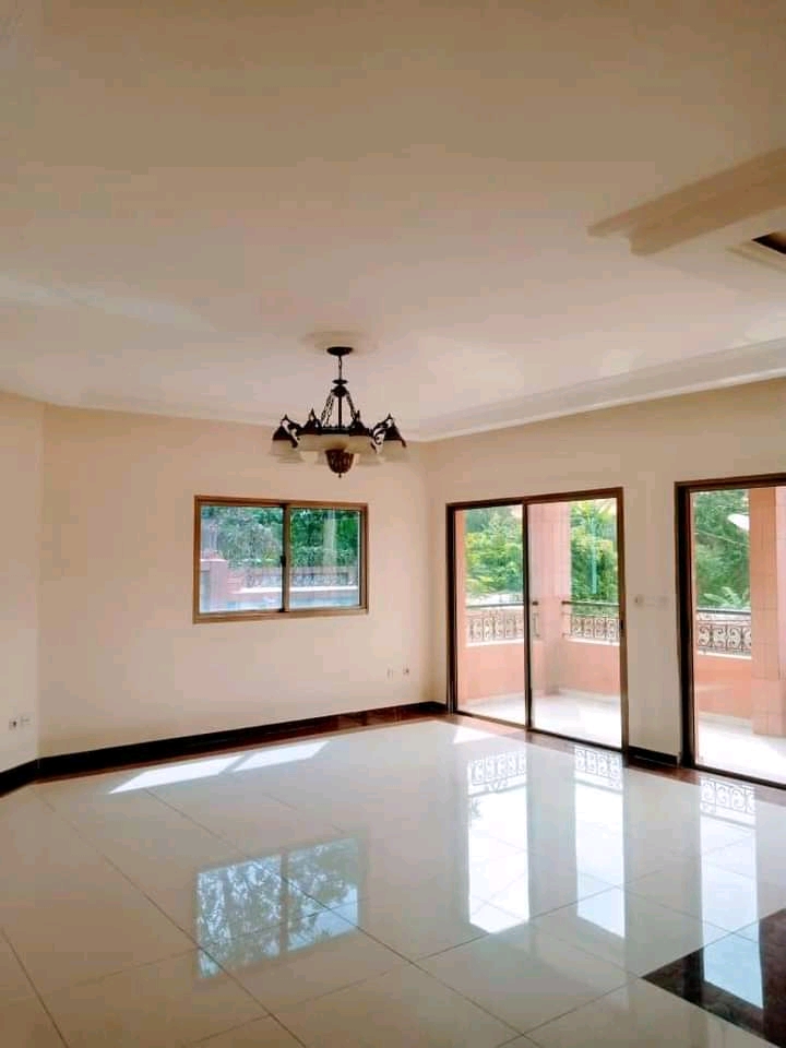 Apartment to rent - Yaoundé, Bastos, Bastos centre - 1 living room(s), 2 bedroom(s), 3 bathroom(s) - 500 000 FCFA / month