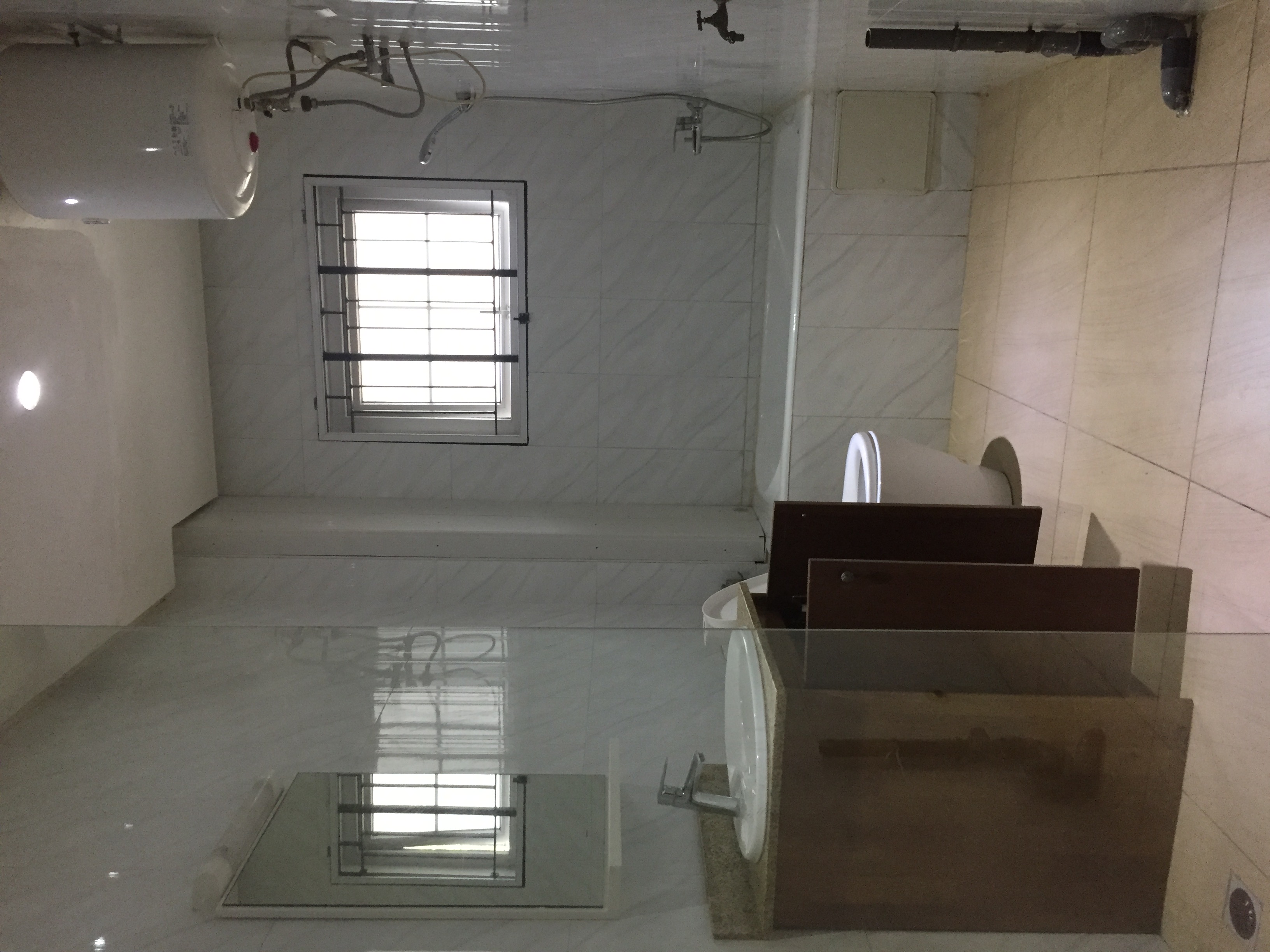 Apartment to rent - Yaoundé, Bastos, Bastos centre - 1 living room(s), 3 bedroom(s), 3 bathroom(s) - 1 000 000 FCFA / month