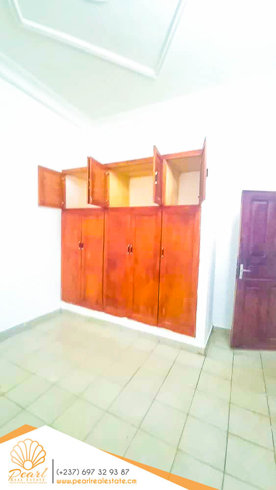 Maison (Villa) à louer - Yaoundé, Bastos, Ambassade de chine - 1 salon(s), 3 chambre(s), 3 salle(s) de bains - 1 000 000 FCFA / mois