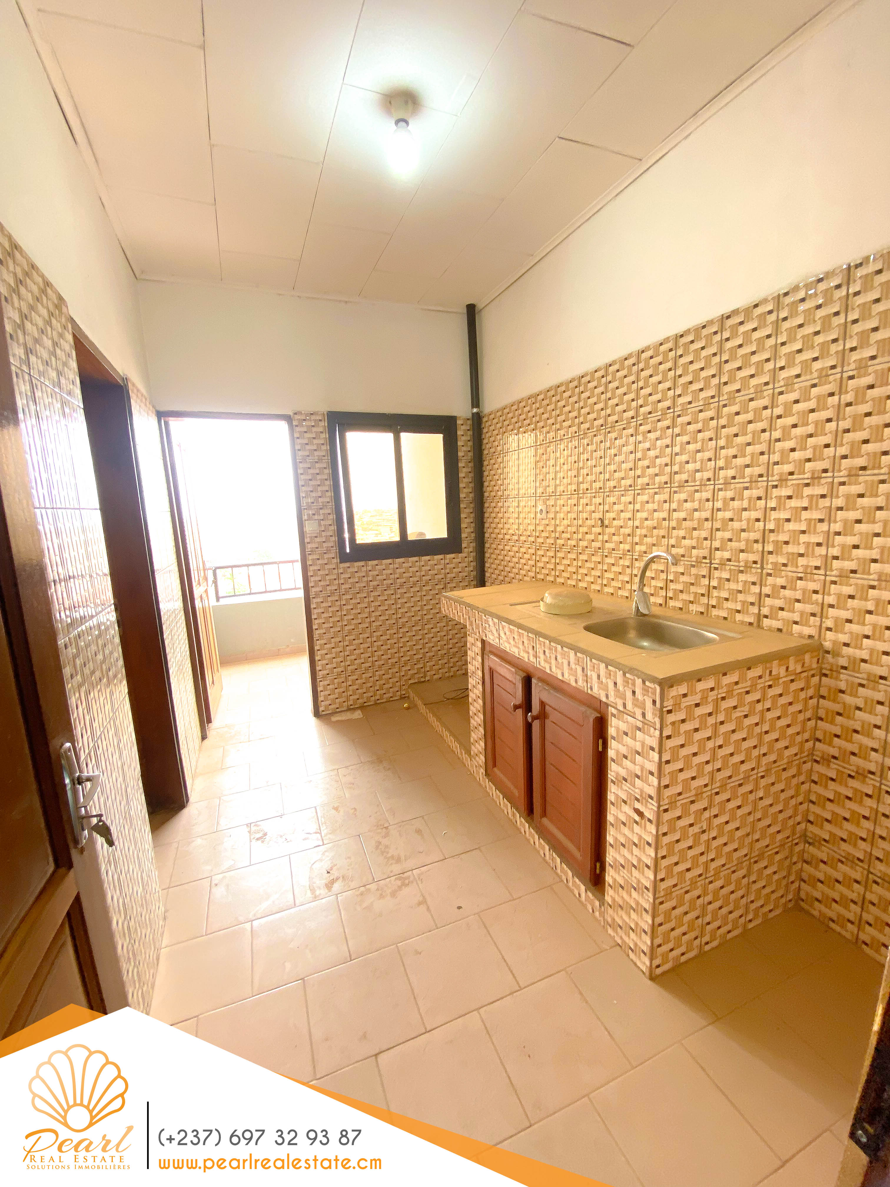 Appartement à louer - Yaoundé, Mfandena, Omnisports - 1 salon(s), 1 chambre(s), 3 salle(s) de bains - 250 000 FCFA / mois