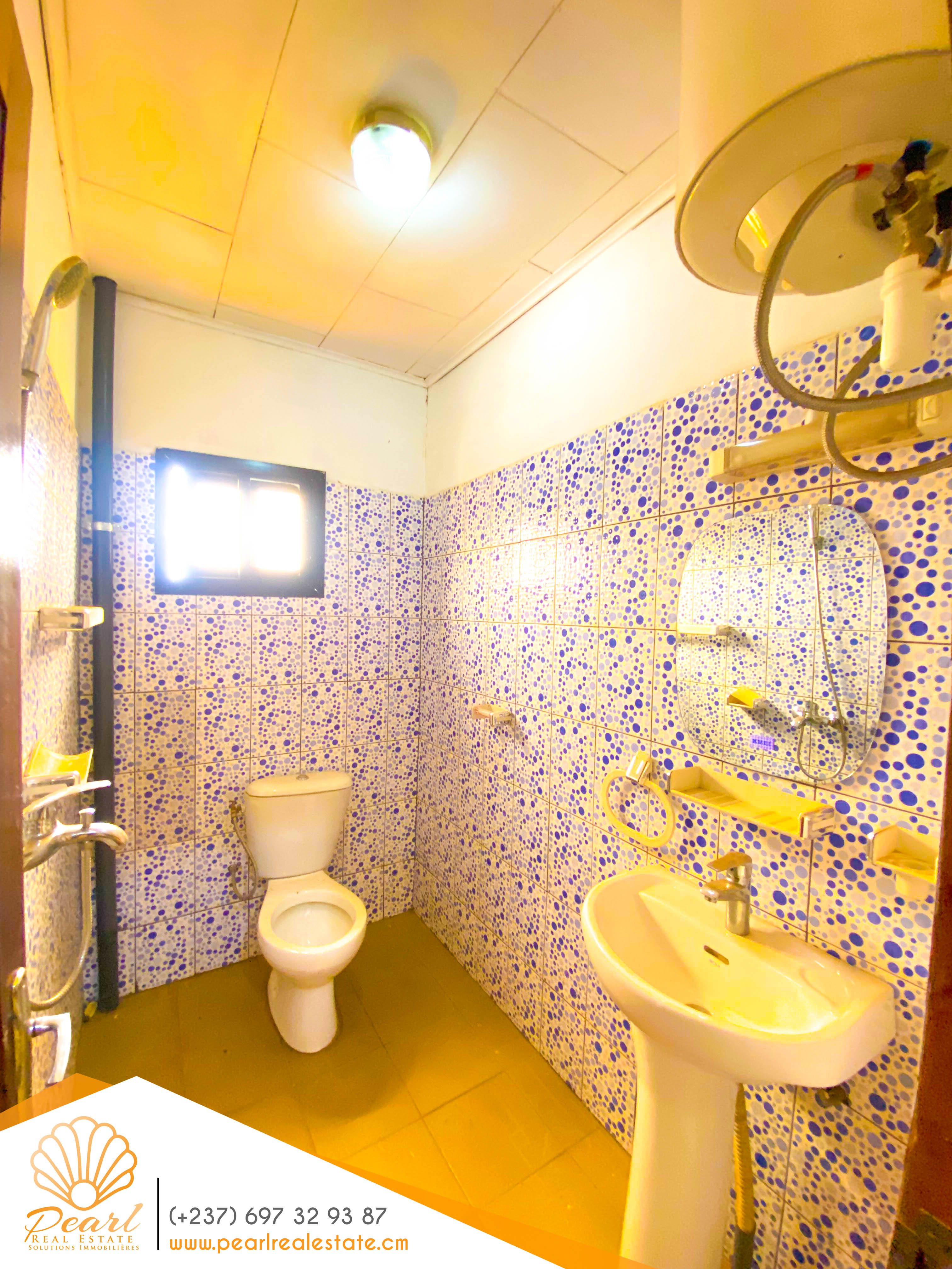 Appartement à louer - Yaoundé, Mfandena, Omnisports - 1 salon(s), 1 chambre(s), 3 salle(s) de bains - 250 000 FCFA / mois