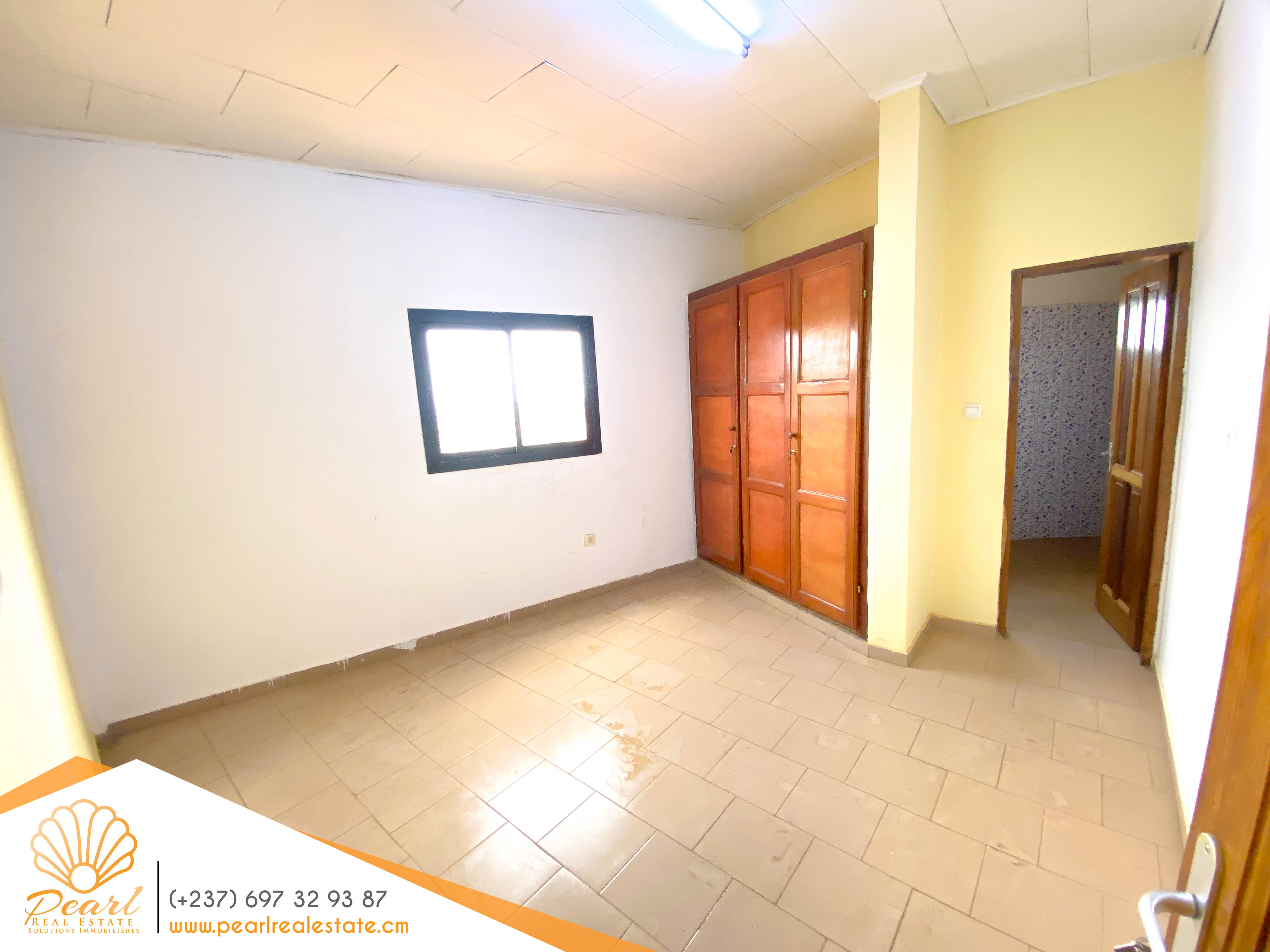 Appartement à louer - Yaoundé, Mfandena, Omnisports - 1 salon(s), 1 chambre(s), 3 salle(s) de bains - 250 000 FCFA / mois