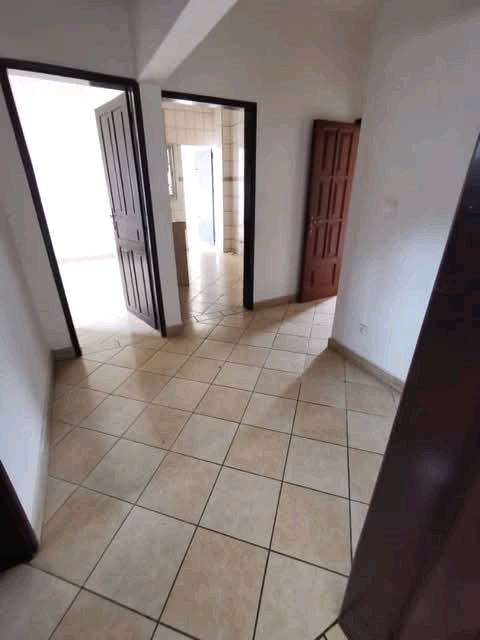 House (Villa) to rent - Yaoundé, Mfandena, Omnisport - 1 living room(s), 3 bedroom(s), 4 bathroom(s) - 500 000 FCFA / month