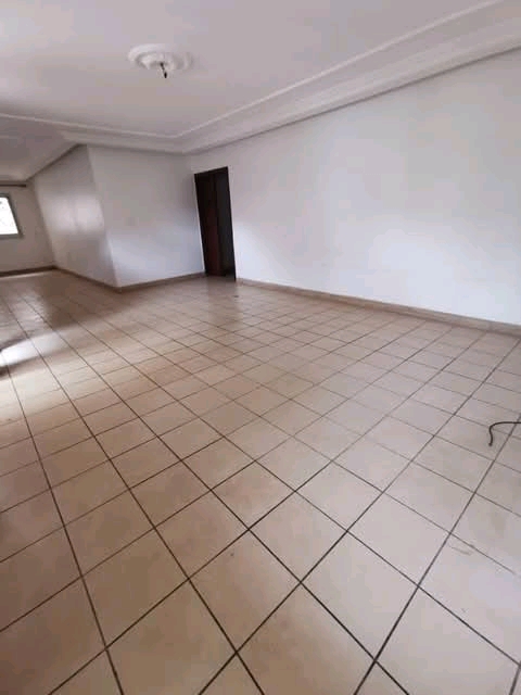 House (Villa) to rent - Yaoundé, Mfandena, Omnisport - 1 living room(s), 3 bedroom(s), 4 bathroom(s) - 500 000 FCFA / month