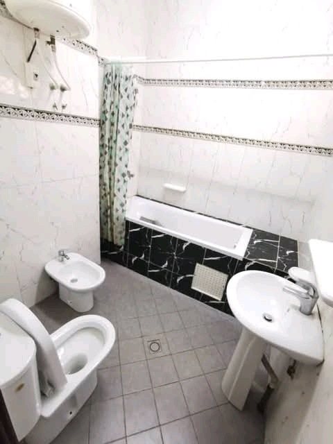 House (Villa) to rent - Yaoundé, Mfandena, Omnisport - 1 living room(s), 3 bedroom(s), 4 bathroom(s) - 500 000 FCFA / month