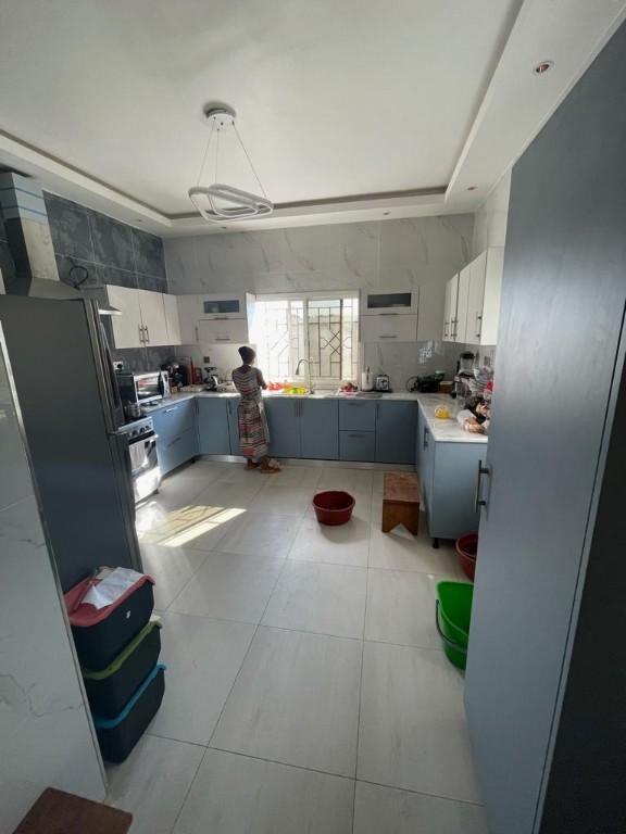 House (Triplex) for sale - Yaoundé, Odza, Contactez-nous pour tous vos besoins immobiliers sur Bastos et Golf - 2 living room(s), 6 bedroom(s), 5 bathroom(s) - 350 000 000 FCFA / month