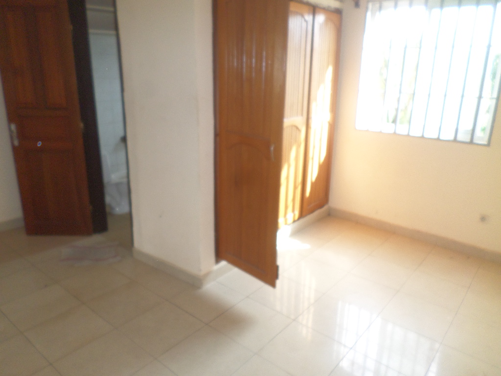 Appartement à louer - Yaoundé, Bastos, Bastos - 1 salon(s), 3 chambre(s), 3 salle(s) de bains - 700 000 FCFA / mois