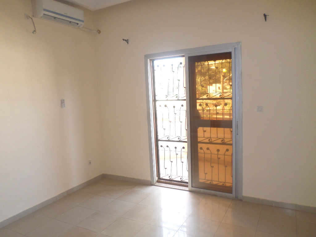 Appartement à louer - Yaoundé, Bastos, Bastos - 1 salon(s), 3 chambre(s), 3 salle(s) de bains - 700 000 FCFA / mois