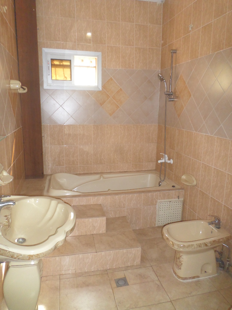 Appartement à louer - Yaoundé, Bastos, Bastos - 1 salon(s), 3 chambre(s), 3 salle(s) de bains - 700 000 FCFA / mois