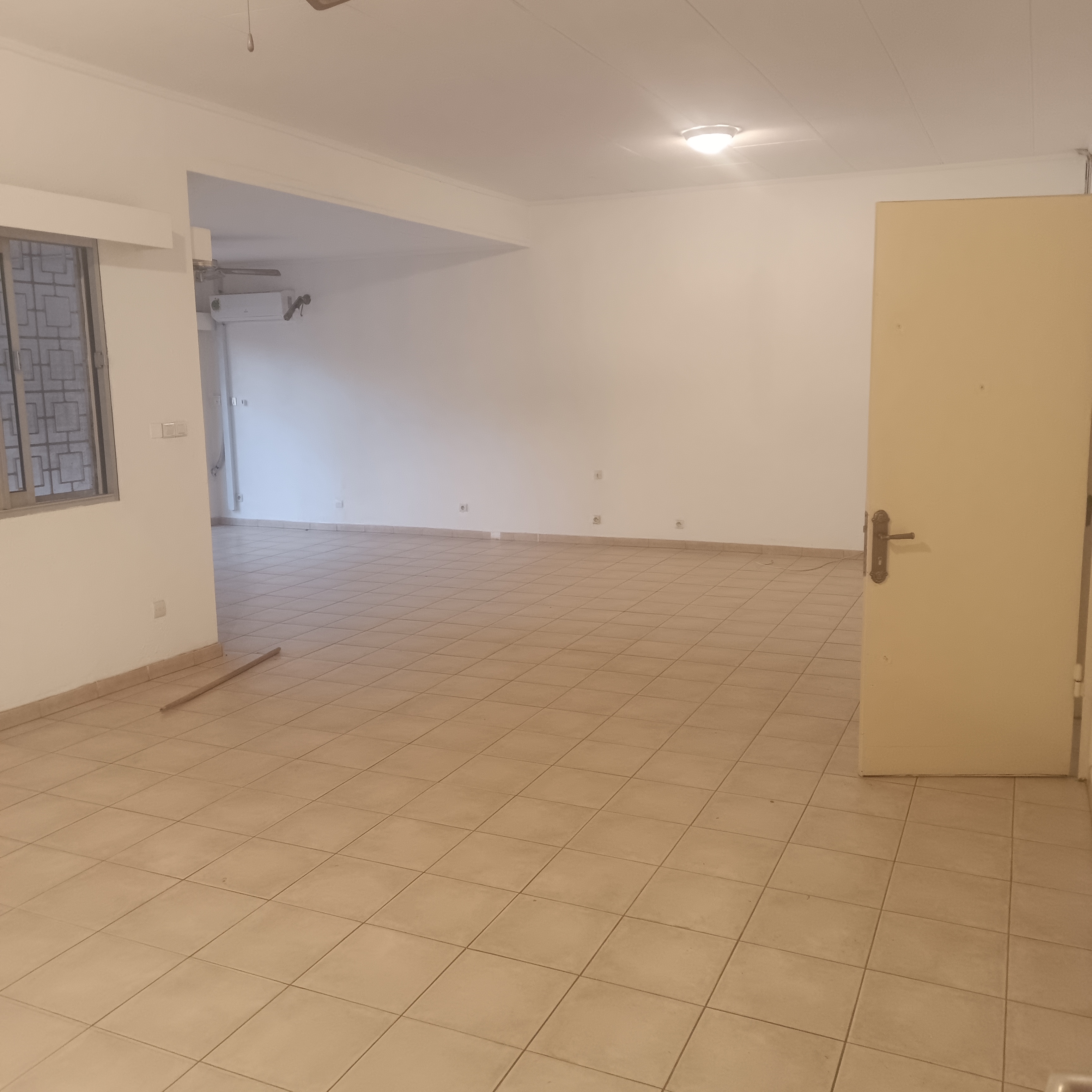 House (Villa) to rent - Yaoundé, Bastos, Bastos - 1 living room(s), 3 bedroom(s), 2 bathroom(s) - 1 000 000 FCFA / month