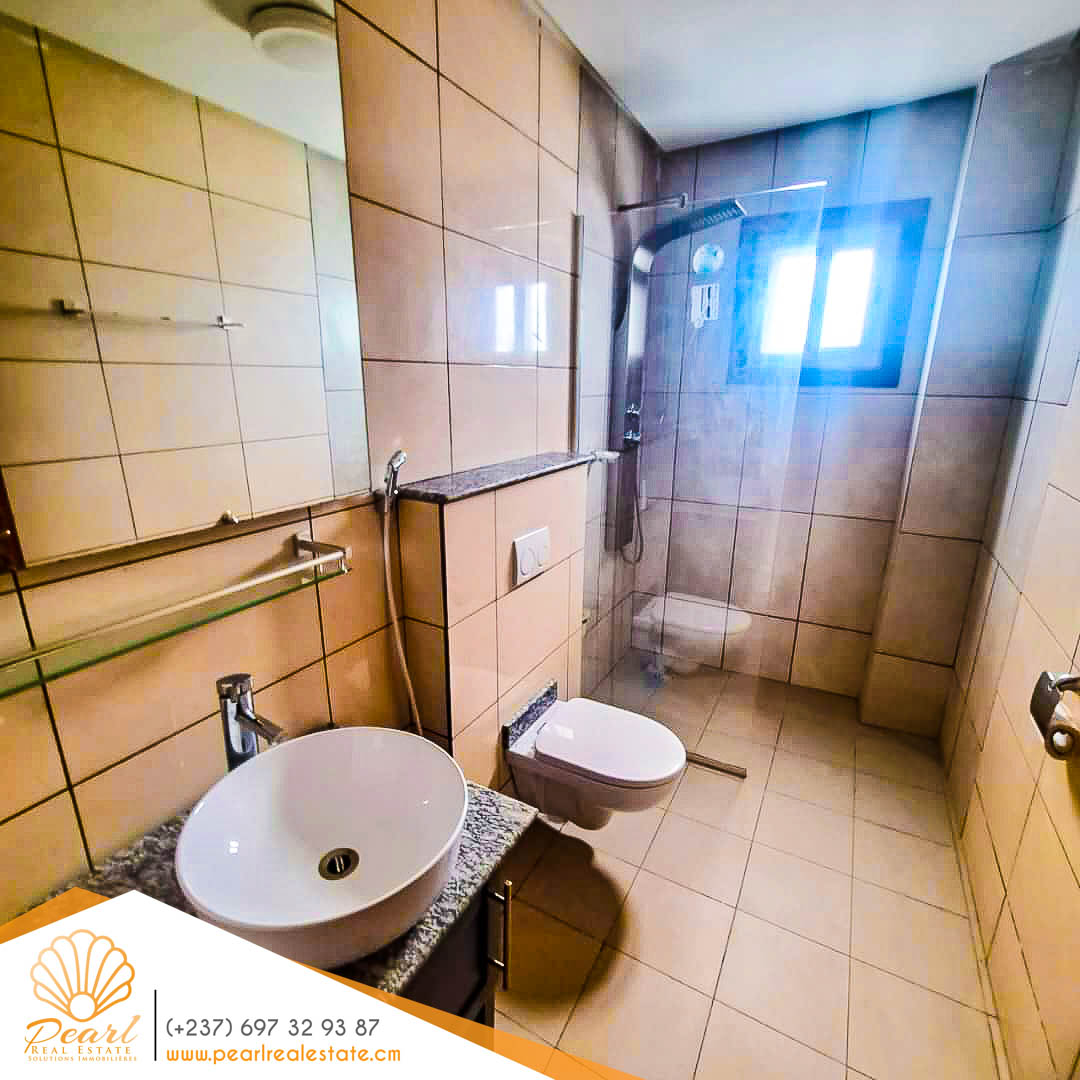 Appartement à louer - Yaoundé, Bastos, Golf Américain - 1 salon(s), 3 chambre(s), 3 salle(s) de bains - 1 500 000 FCFA / mois