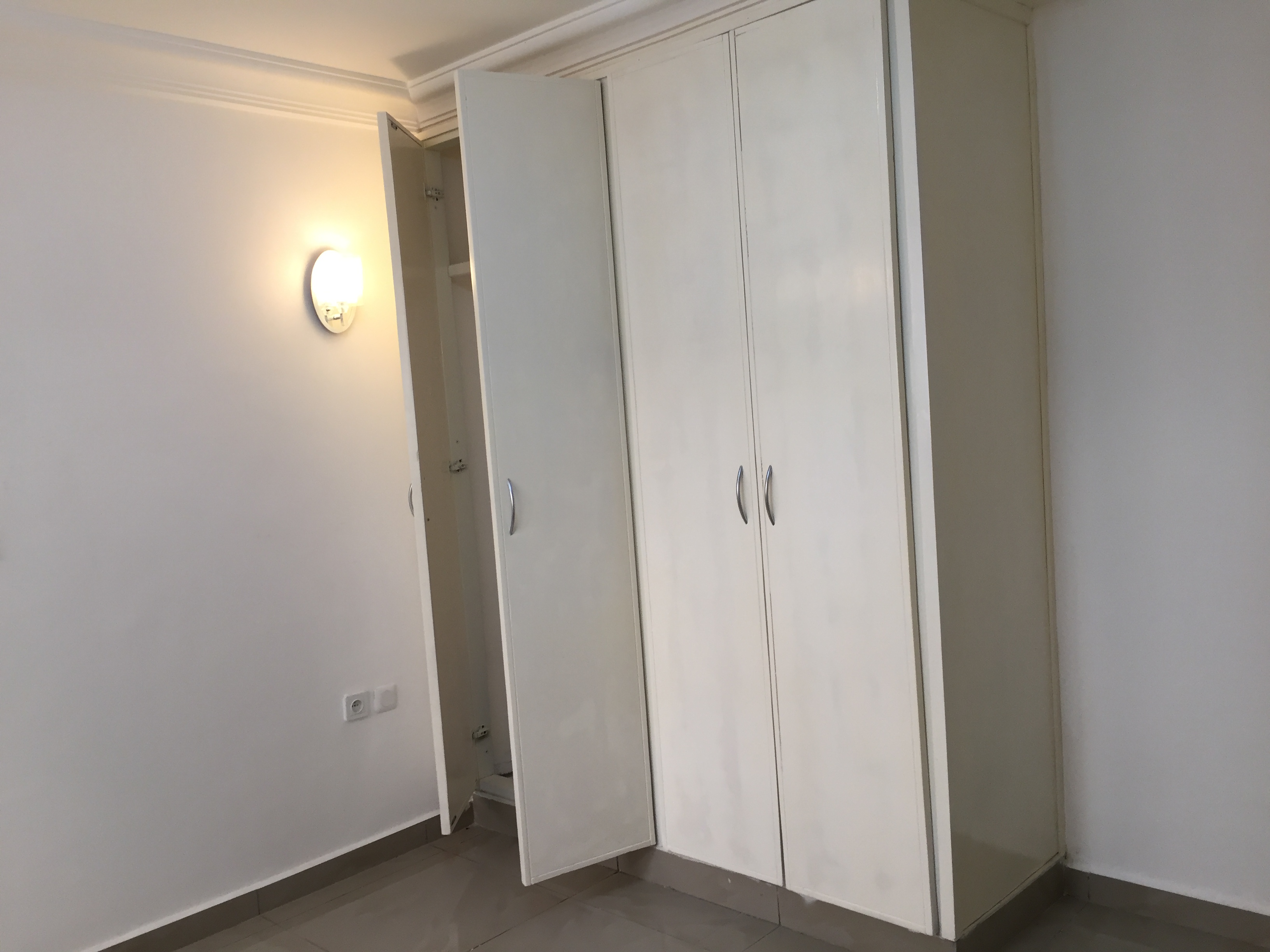 Apartment to rent - Yaoundé, Bastos, Golf - 1 living room(s), 1 bedroom(s), 2 bathroom(s) - 500 000 FCFA / month