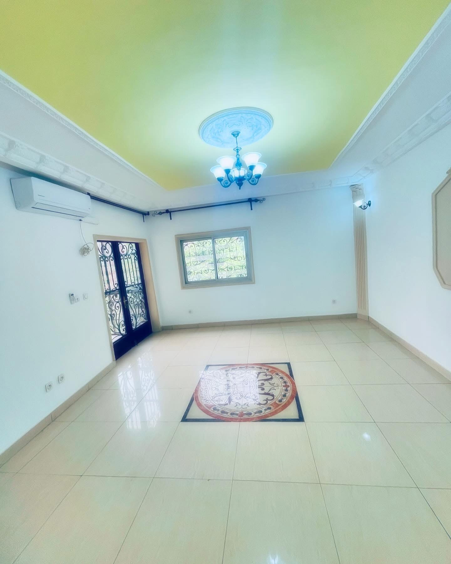 Appartement à louer - Yaoundé, Mfandena, Stade - 1 salon(s), 2 chambre(s), 1 salle(s) de bains - 250 000 FCFA / mois