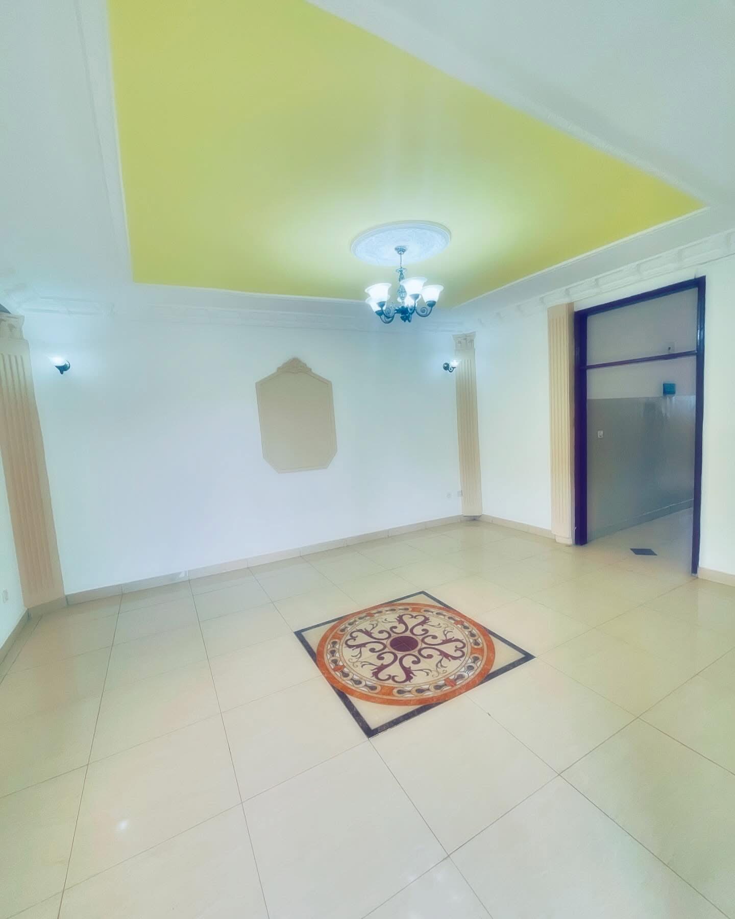 Appartement à louer - Yaoundé, Mfandena, Stade - 1 salon(s), 2 chambre(s), 1 salle(s) de bains - 250 000 FCFA / mois
