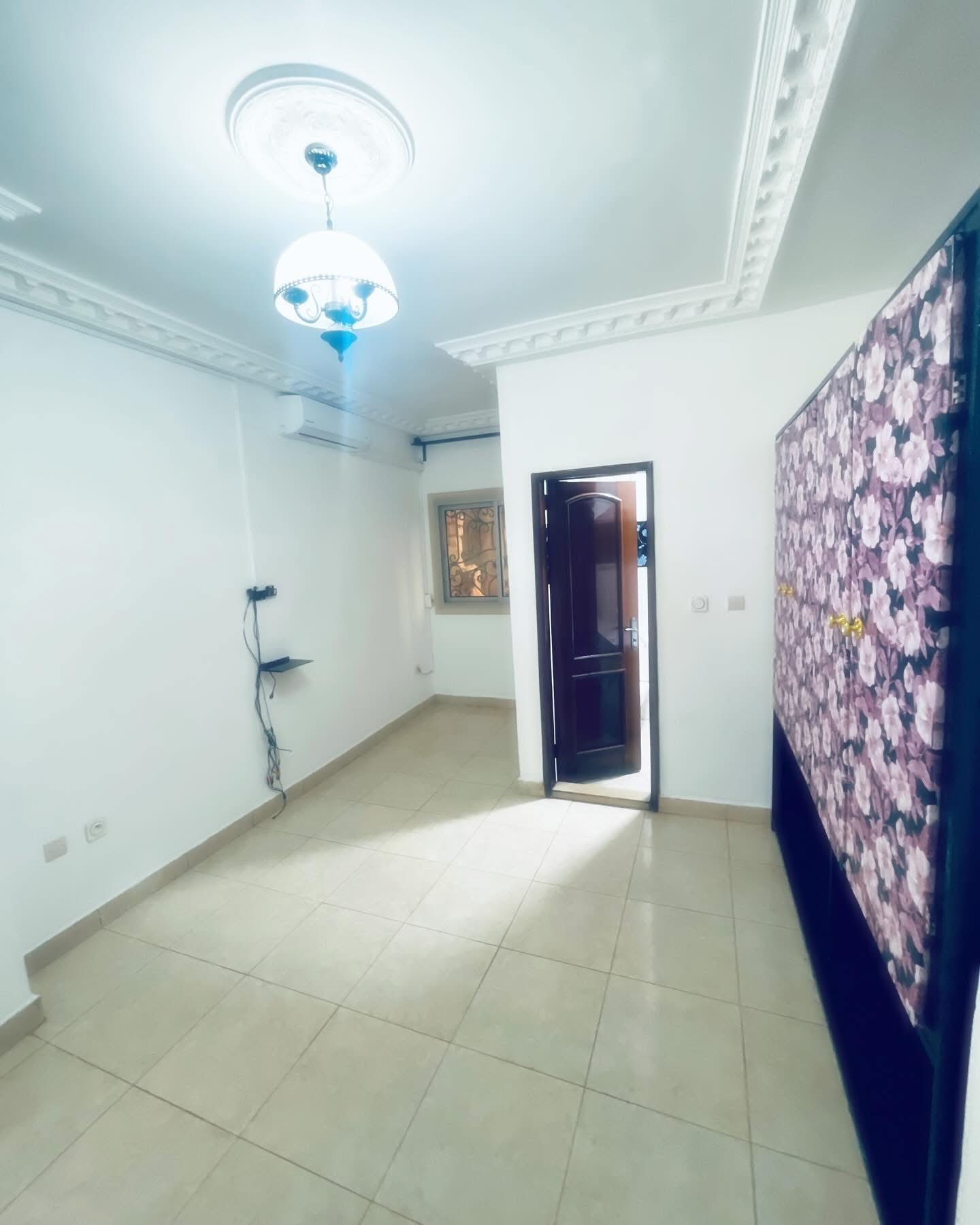 Appartement à louer - Yaoundé, Mfandena, Stade - 1 salon(s), 2 chambre(s), 1 salle(s) de bains - 250 000 FCFA / mois