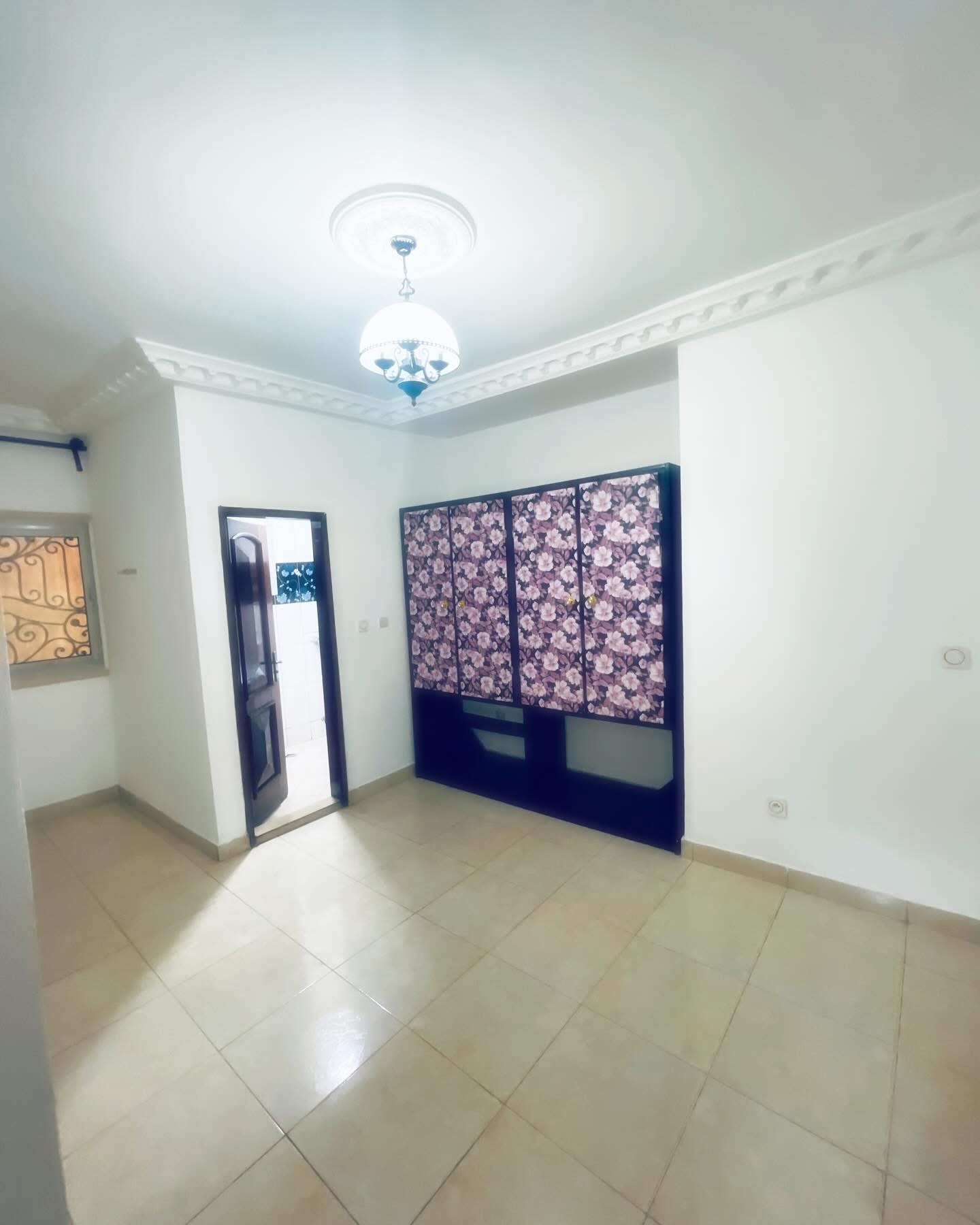 Appartement à louer - Yaoundé, Mfandena, Stade - 1 salon(s), 2 chambre(s), 1 salle(s) de bains - 250 000 FCFA / mois