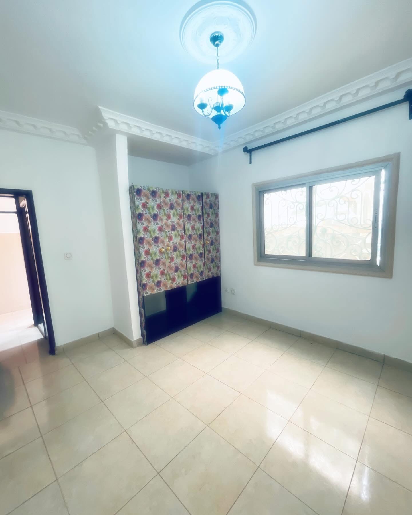 Appartement à louer - Yaoundé, Mfandena, Stade - 1 salon(s), 2 chambre(s), 1 salle(s) de bains - 250 000 FCFA / mois