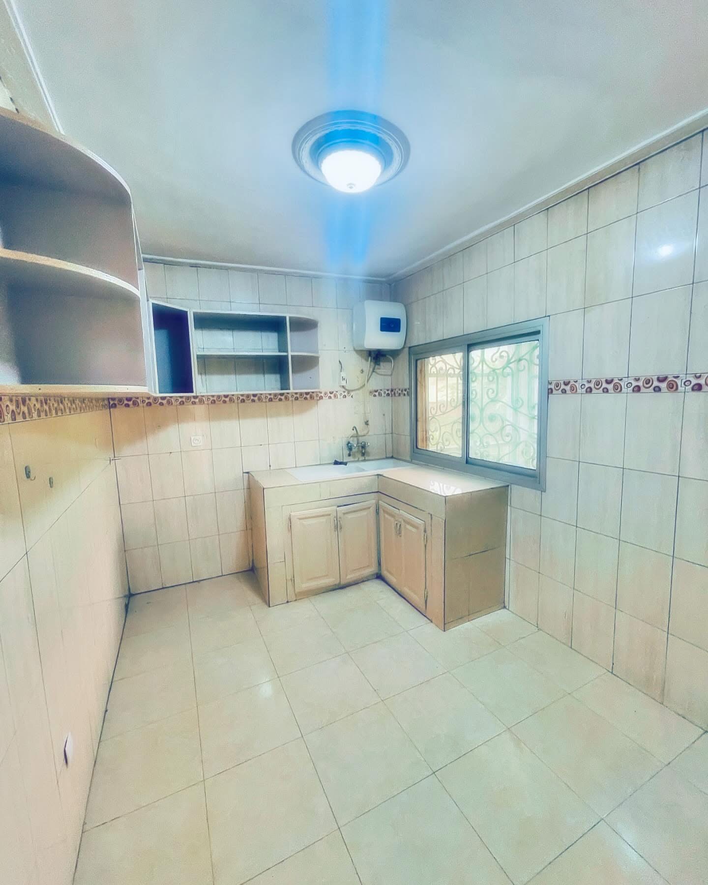 Appartement à louer - Yaoundé, Mfandena, Stade - 1 salon(s), 2 chambre(s), 1 salle(s) de bains - 250 000 FCFA / mois
