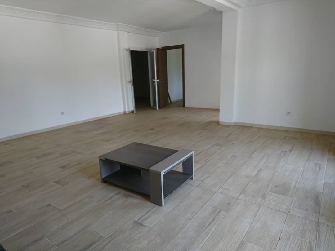 House (Villa) to rent - Yaoundé, Bastos, Bastos - 1 living room(s), 5 bedroom(s), 4 bathroom(s) - 1 500 000 FCFA / month