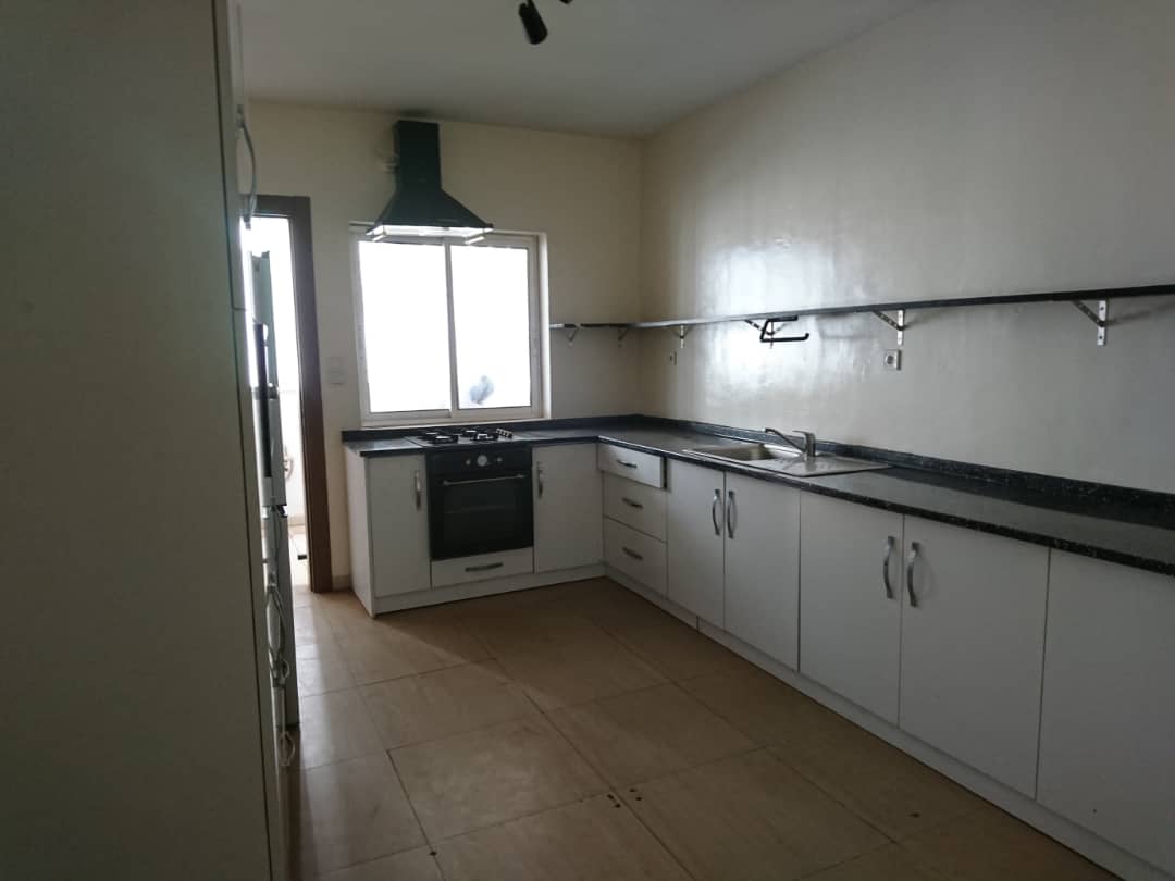 House (Villa) to rent - Yaoundé, Bastos, Bastos - 1 living room(s), 5 bedroom(s), 4 bathroom(s) - 1 500 000 FCFA / month