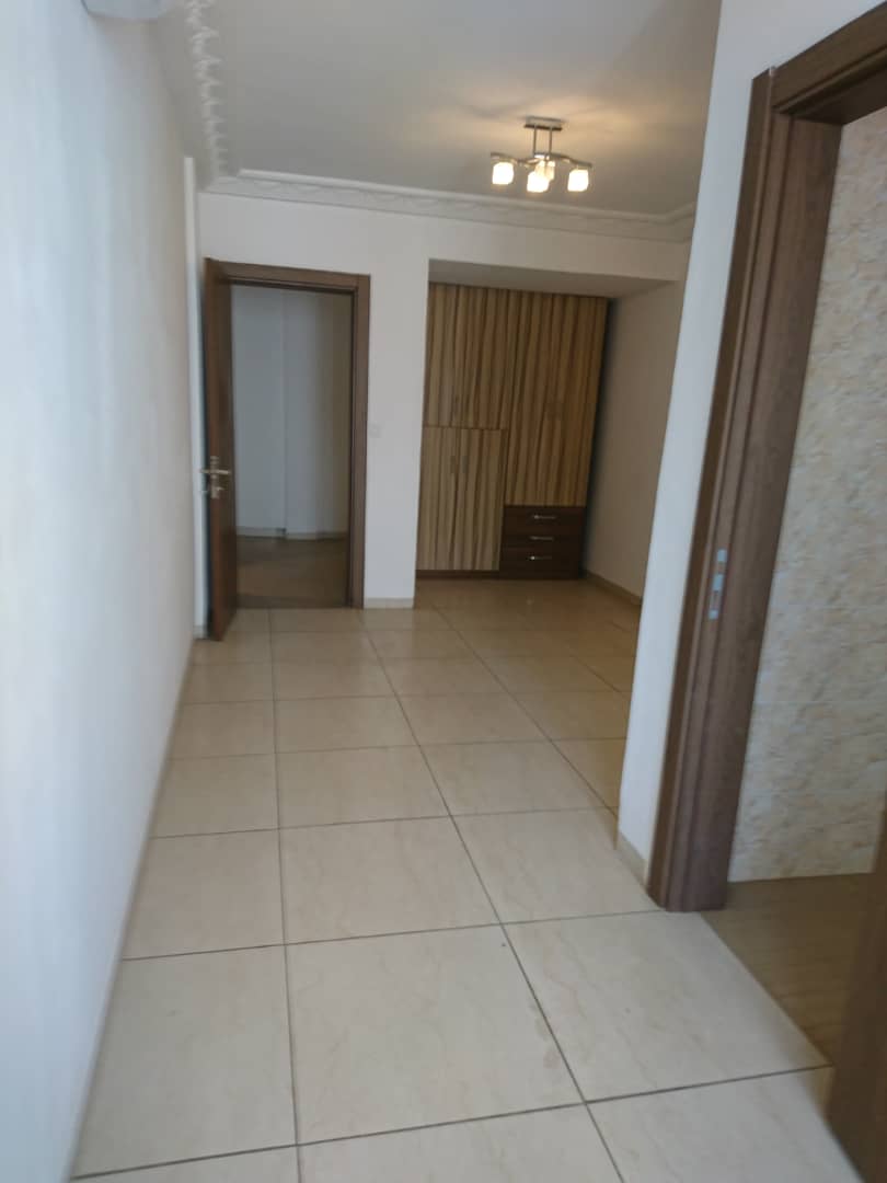 House (Villa) to rent - Yaoundé, Bastos, Bastos - 1 living room(s), 5 bedroom(s), 4 bathroom(s) - 1 500 000 FCFA / month