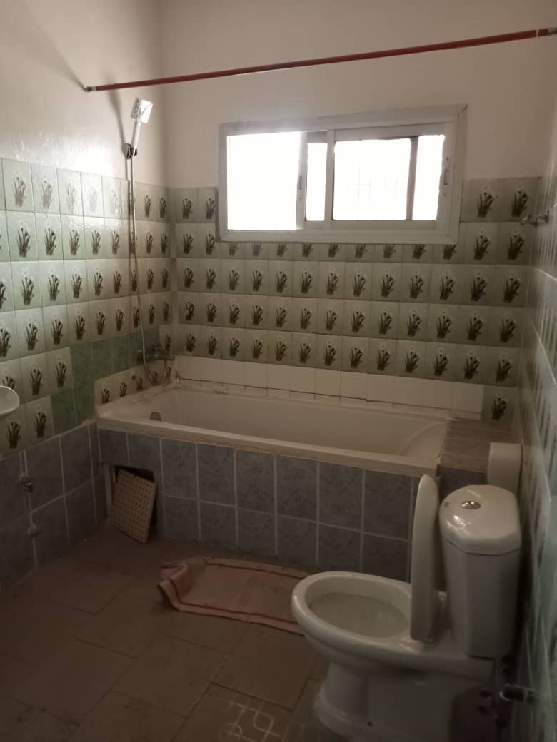 House (Villa) to rent - Yaoundé, Bastos, Bastos - 1 living room(s), 5 bedroom(s), 4 bathroom(s) - 1 500 000 FCFA / month