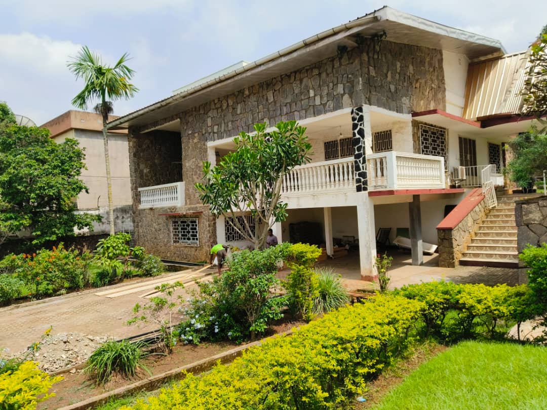 House (Duplex) to rent - Yaoundé, Bastos, Bastos - 1 living room(s), 4 bedroom(s), 4 bathroom(s) - 2 500 000 FCFA / month