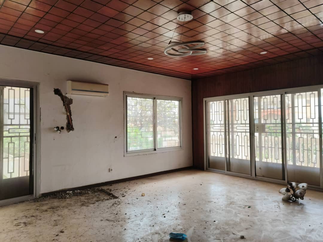 House (Duplex) to rent - Yaoundé, Bastos, Bastos - 1 living room(s), 4 bedroom(s), 4 bathroom(s) - 2 500 000 FCFA / month