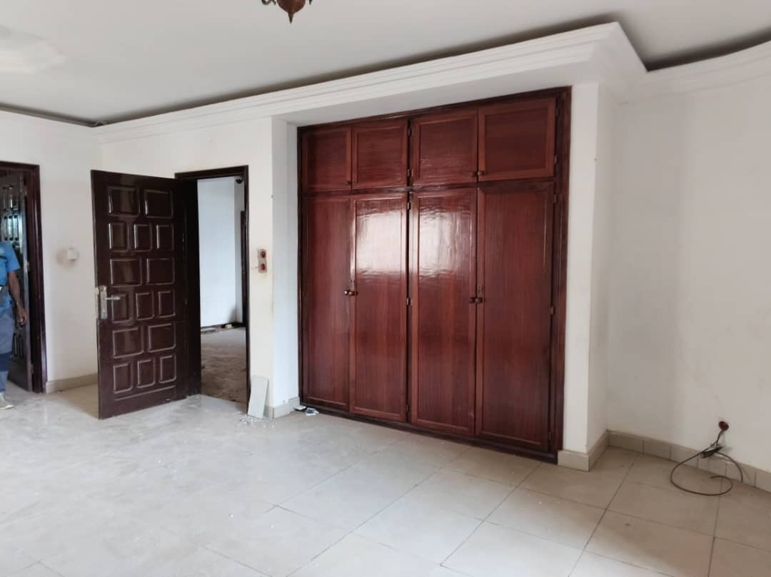 House (Duplex) to rent - Yaoundé, Bastos, Bastos - 1 living room(s), 4 bedroom(s), 4 bathroom(s) - 2 500 000 FCFA / month