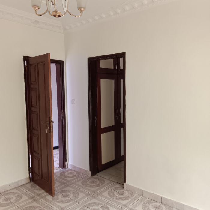 House (Duplex) to rent - Yaoundé, Bastos, Bastos - 1 living room(s), 4 bedroom(s), 4 bathroom(s) - 2 500 000 FCFA / month