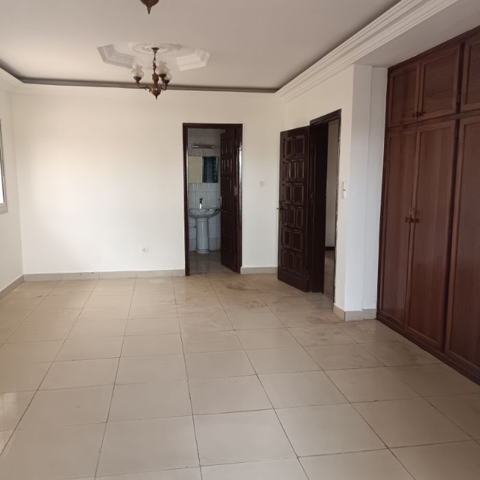 House (Duplex) to rent - Yaoundé, Bastos, Bastos - 1 living room(s), 4 bedroom(s), 4 bathroom(s) - 2 500 000 FCFA / month