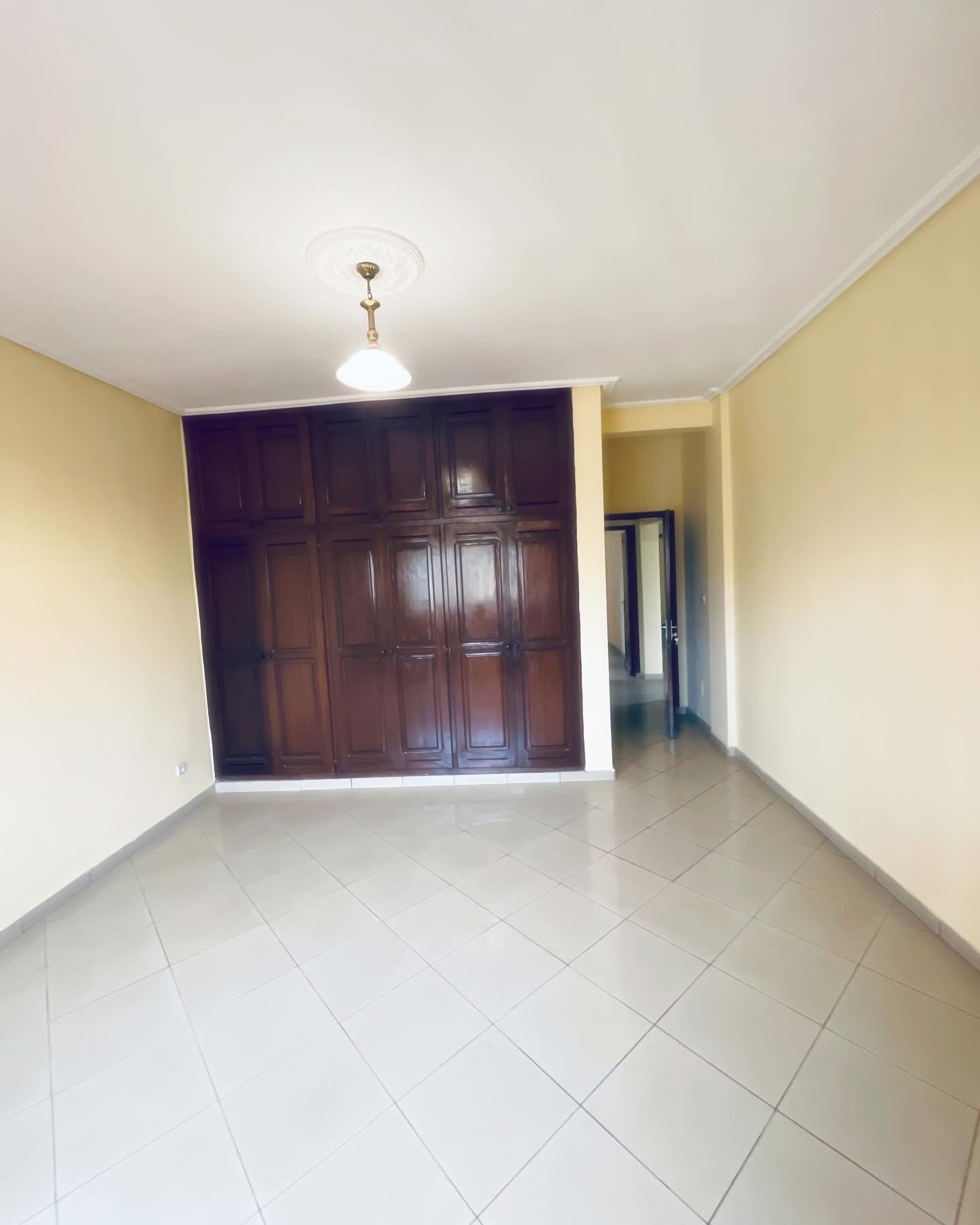 Appartement à louer - Yaoundé, Mfandena, Stade - 1 salon(s), 2 chambre(s), 1 salle(s) de bains - 350 000 FCFA / mois
