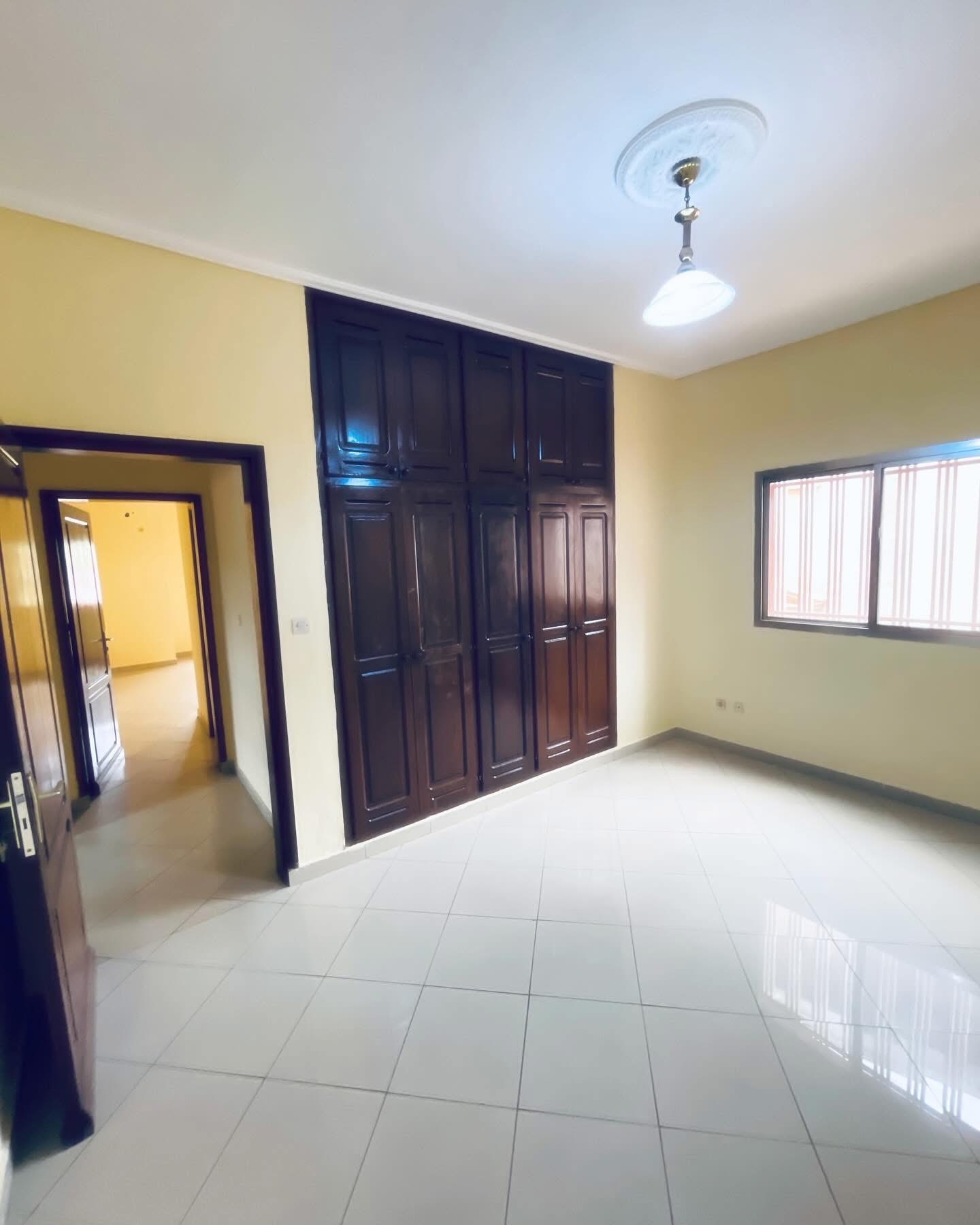 Appartement à louer - Yaoundé, Mfandena, Stade - 1 salon(s), 2 chambre(s), 1 salle(s) de bains - 350 000 FCFA / mois