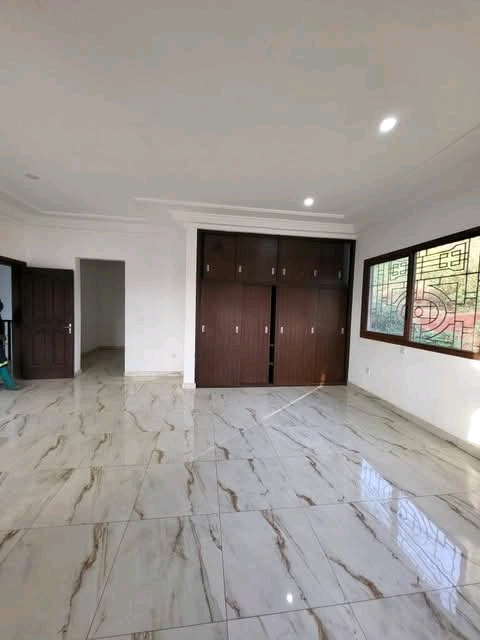 House (Duplex) to rent - Yaoundé, Mbankolo, Mbankolo - 2 living room(s), 5 bedroom(s), 5 bathroom(s) - 1 500 000 FCFA / month