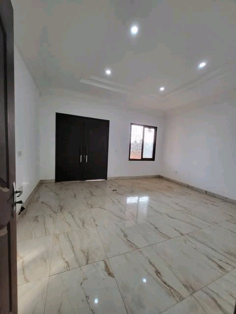 House (Duplex) to rent - Yaoundé, Mbankolo, Mbankolo - 2 living room(s), 5 bedroom(s), 5 bathroom(s) - 1 500 000 FCFA / month