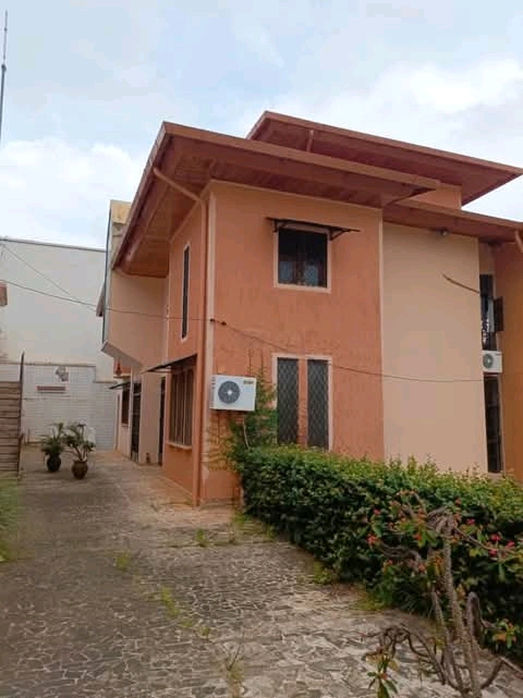 House (Triplex) to rent - Yaoundé, Bastos, Bastos - 3 living room(s), 6 bedroom(s), 7 bathroom(s) - 2 500 000 FCFA / month
