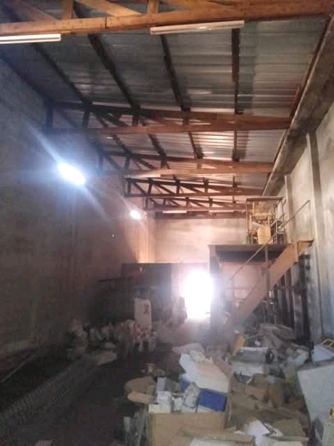 Entrepôt à louer à Yaoundé, Ekié, Ekie - 700 m2 - 500 000 FCFA