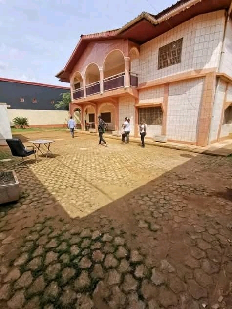 House (Triplex) to rent - Yaoundé, Mfandena, Omnisport - 3 living room(s), 6 bedroom(s), 8 bathroom(s) - 800 000 FCFA / month