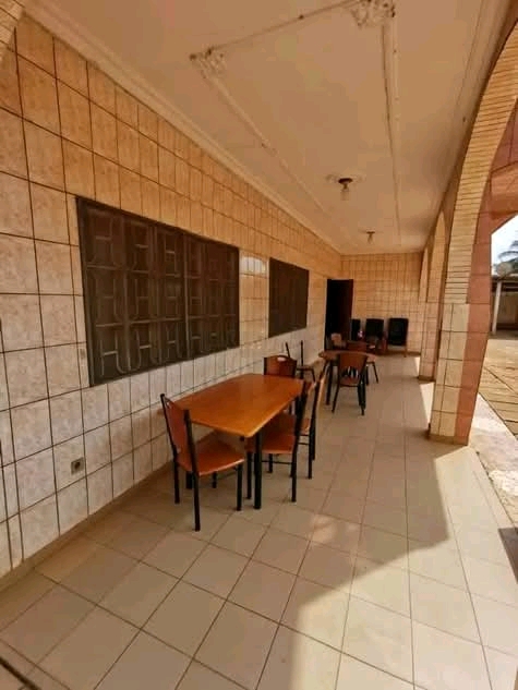 House (Triplex) to rent - Yaoundé, Mfandena, Omnisport - 3 living room(s), 6 bedroom(s), 8 bathroom(s) - 800 000 FCFA / month