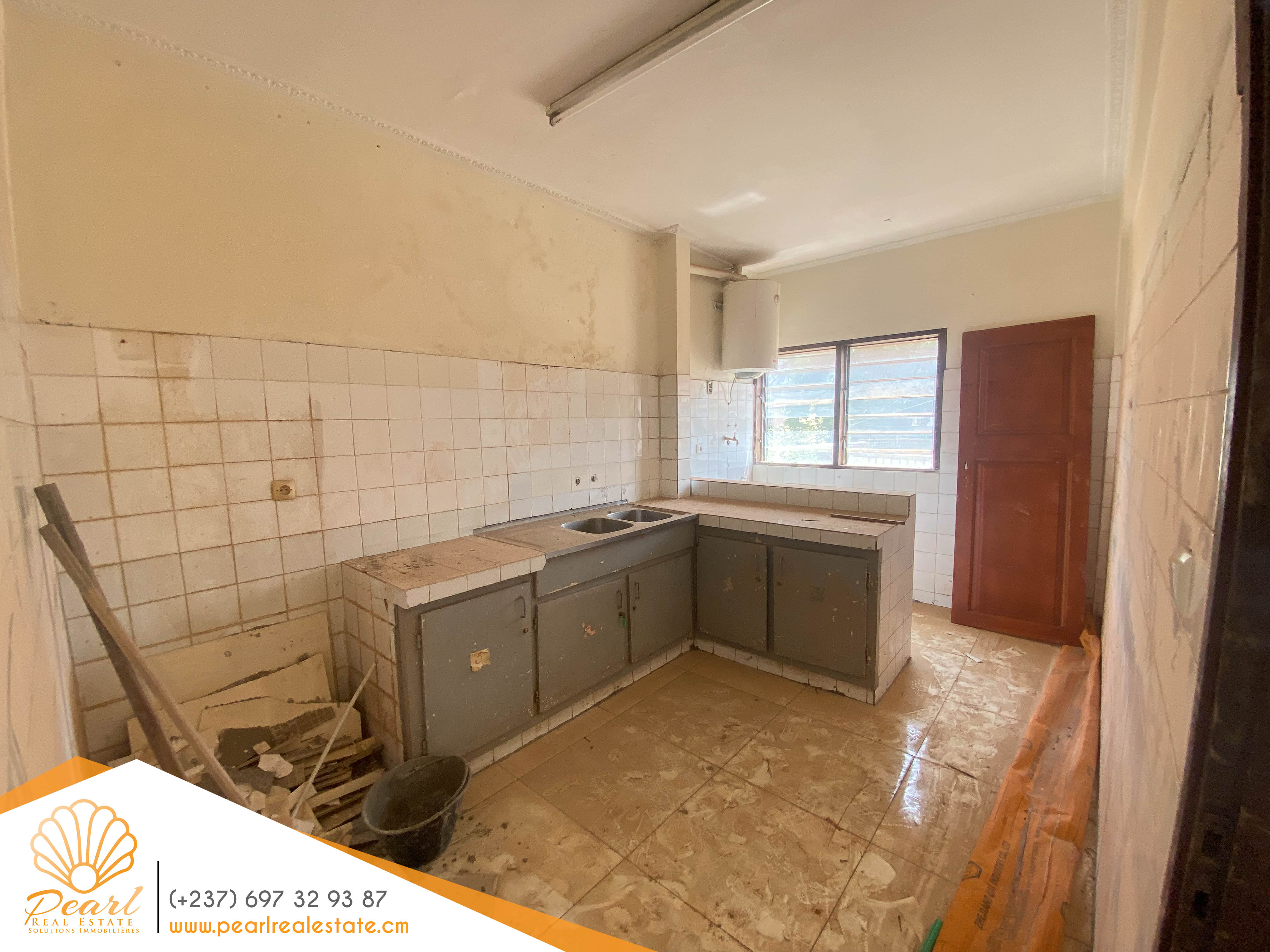 Appartement à louer - Yaoundé, Elig-essono, BEAC - 1 salon(s), 2 chambre(s), 2 salle(s) de bains - 250 000 FCFA / mois