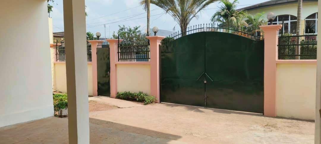 House (Villa) to rent - Yaoundé, Bastos, Bastos centre - 1 living room(s), 4 bedroom(s), 3 bathroom(s) - 800 000 FCFA / month