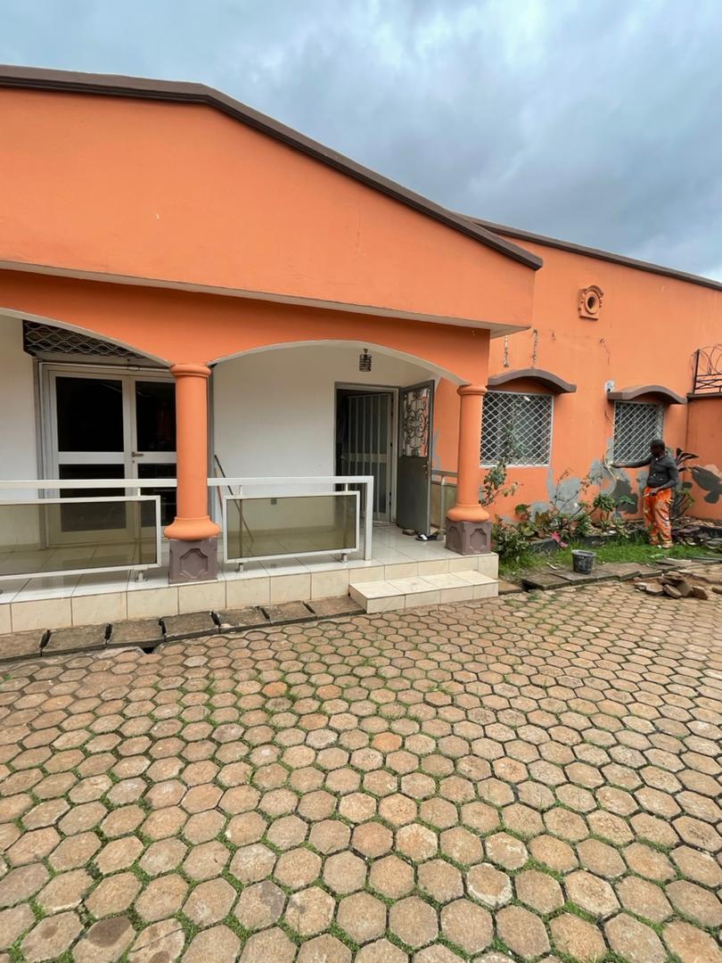 Maison (Villa) à louer - Yaoundé, Bastos, Bastos centre - 1 salon(s), 4 chambre(s), 3 salle(s) de bains - 800 000 FCFA / mois