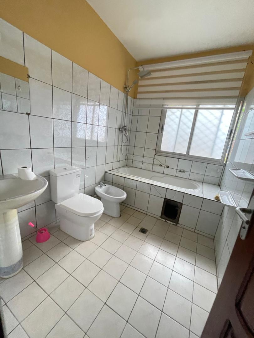 Maison (Villa) à louer - Yaoundé, Bastos, Bastos centre - 1 salon(s), 4 chambre(s), 3 salle(s) de bains - 800 000 FCFA / mois