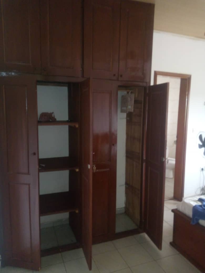 Maison (Villa) à louer - Yaoundé, Bastos, Bastos centre - 1 salon(s), 4 chambre(s), 3 salle(s) de bains - 800 000 FCFA / mois