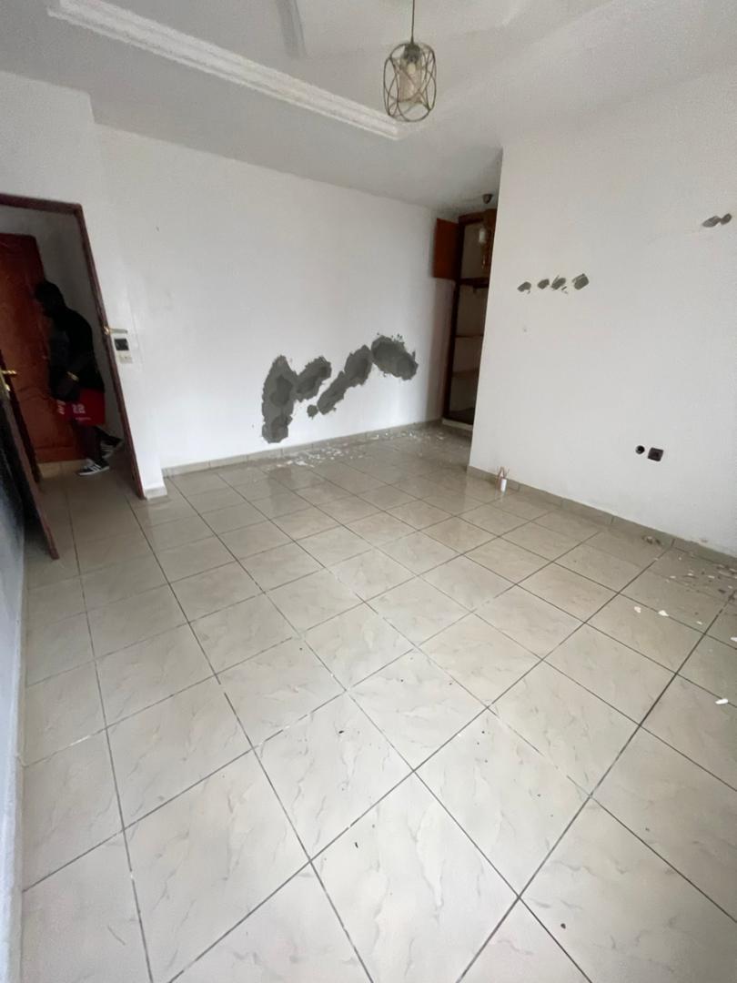 Maison (Villa) à louer - Yaoundé, Bastos, Bastos centre - 1 salon(s), 4 chambre(s), 3 salle(s) de bains - 800 000 FCFA / mois