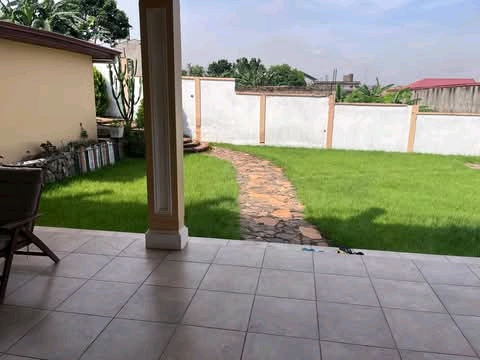 Maison (Villa) à louer - Yaoundé, Eleveur, Fougèrolle - 2 salon(s), 7 chambre(s), 6 salle(s) de bains - 600 000 FCFA / mois