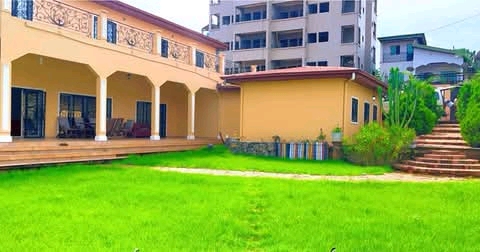 Maison (Villa) à louer - Yaoundé, Eleveur, Fougèrolle - 2 salon(s), 7 chambre(s), 6 salle(s) de bains - 600 000 FCFA / mois