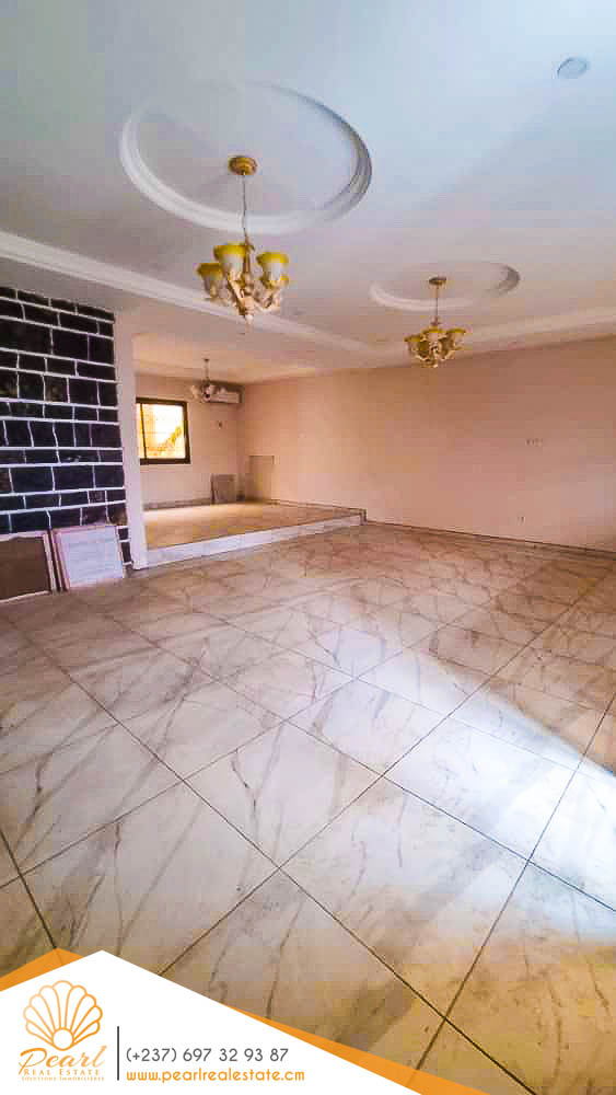 Maison (Duplex) à louer - Yaoundé, Bastos, Ambassade de chine - 2 salon(s), 4 chambre(s), 4 salle(s) de bains - 1 500 000 FCFA / mois