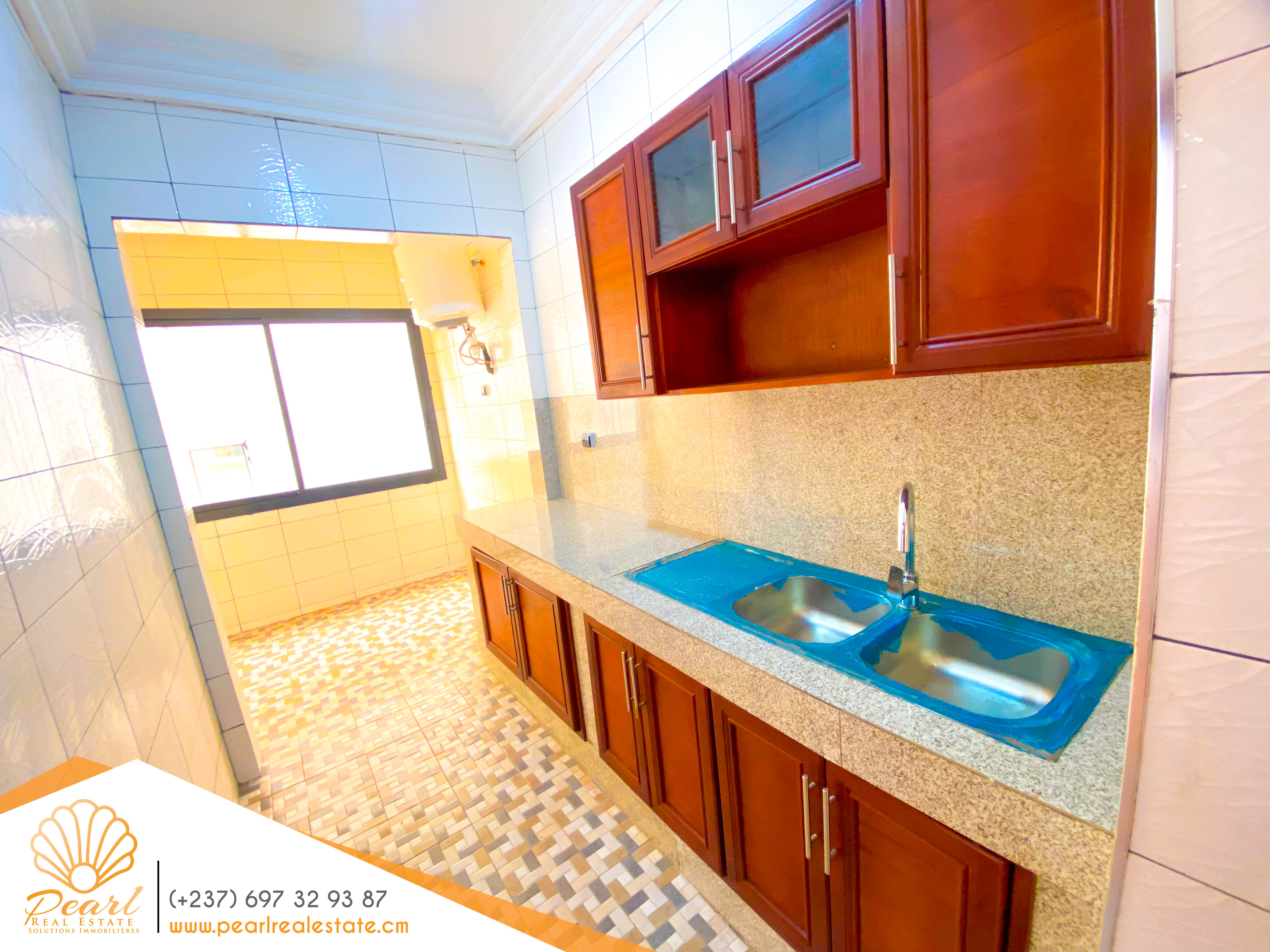 Appartement à louer - Yaoundé, Bastos, Golf Américain - 1 salon(s), 2 chambre(s), 3 salle(s) de bains - 600 000 FCFA / mois