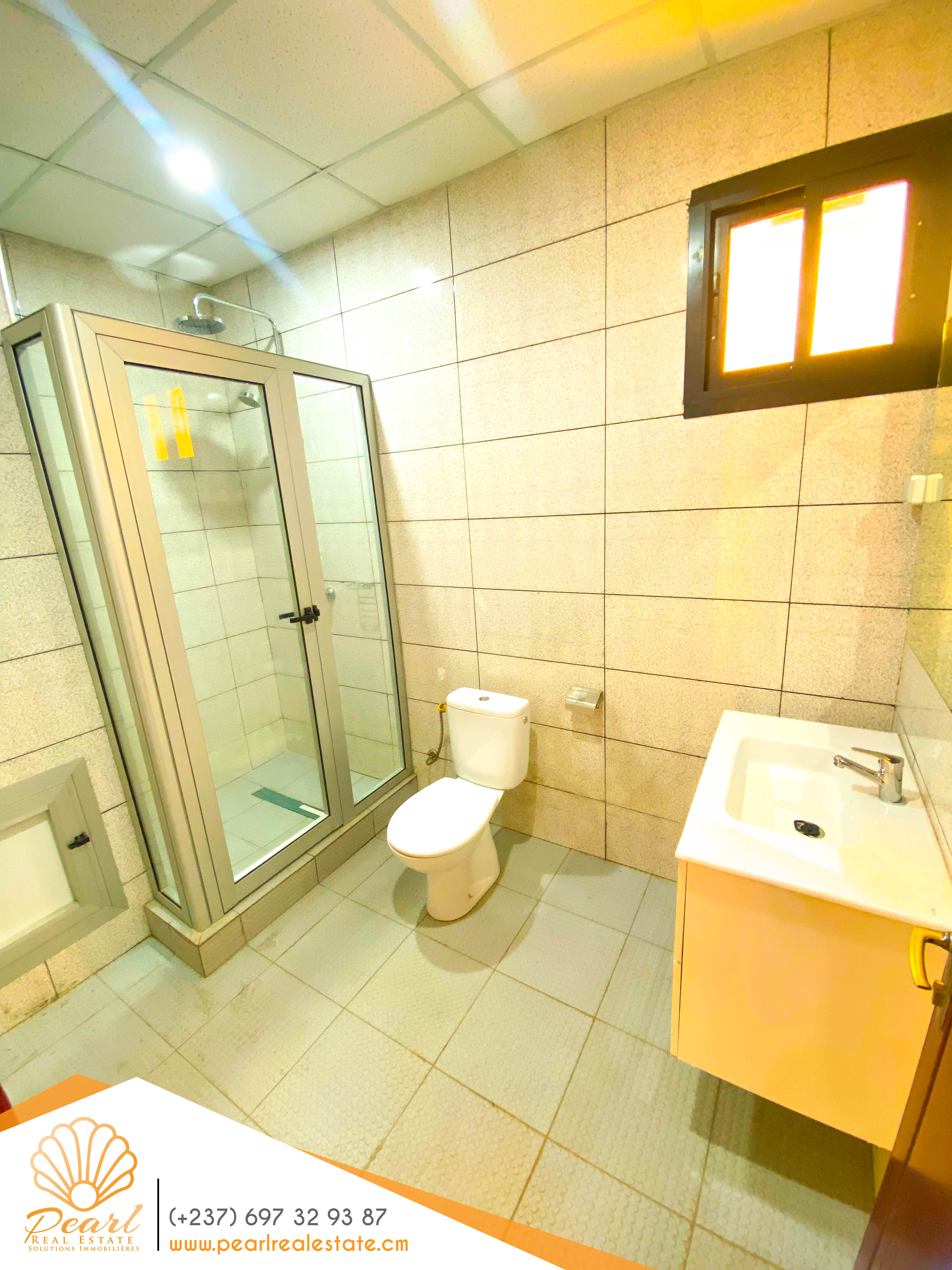 Appartement à louer - Yaoundé, Bastos, Golf Américain - 1 salon(s), 2 chambre(s), 3 salle(s) de bains - 600 000 FCFA / mois